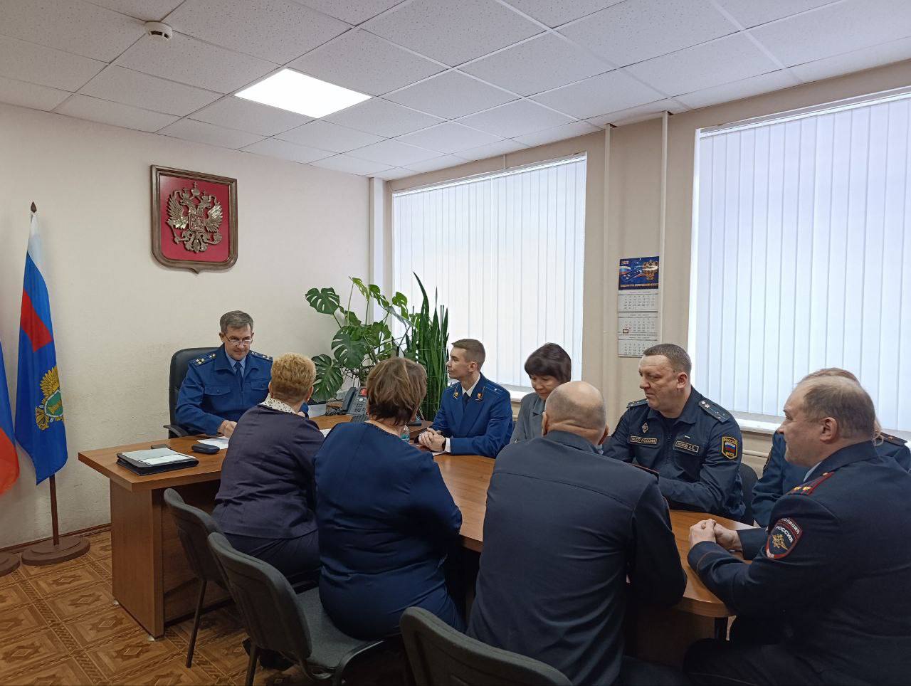 Исполняющий обязанности прокурора Вологодской области – первый заместитель прокурора области Михаил Сидельников представил прокурора Кадуйского района Алексея Жаравина коллективу прокуратуры района