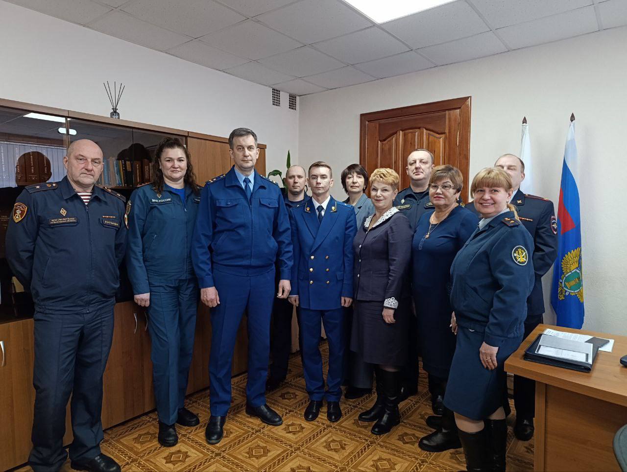 Исполняющий обязанности прокурора Вологодской области – первый заместитель прокурора области Михаил Сидельников представил прокурора Кадуйского района Алексея Жаравина коллективу прокуратуры района Исполняющий обязанности прокурора Вологодской области – первый заместитель прокурора области Михаил Сидельников представил прокурора Кадуйского района Алексея Жаравина коллективу прокуратуры района