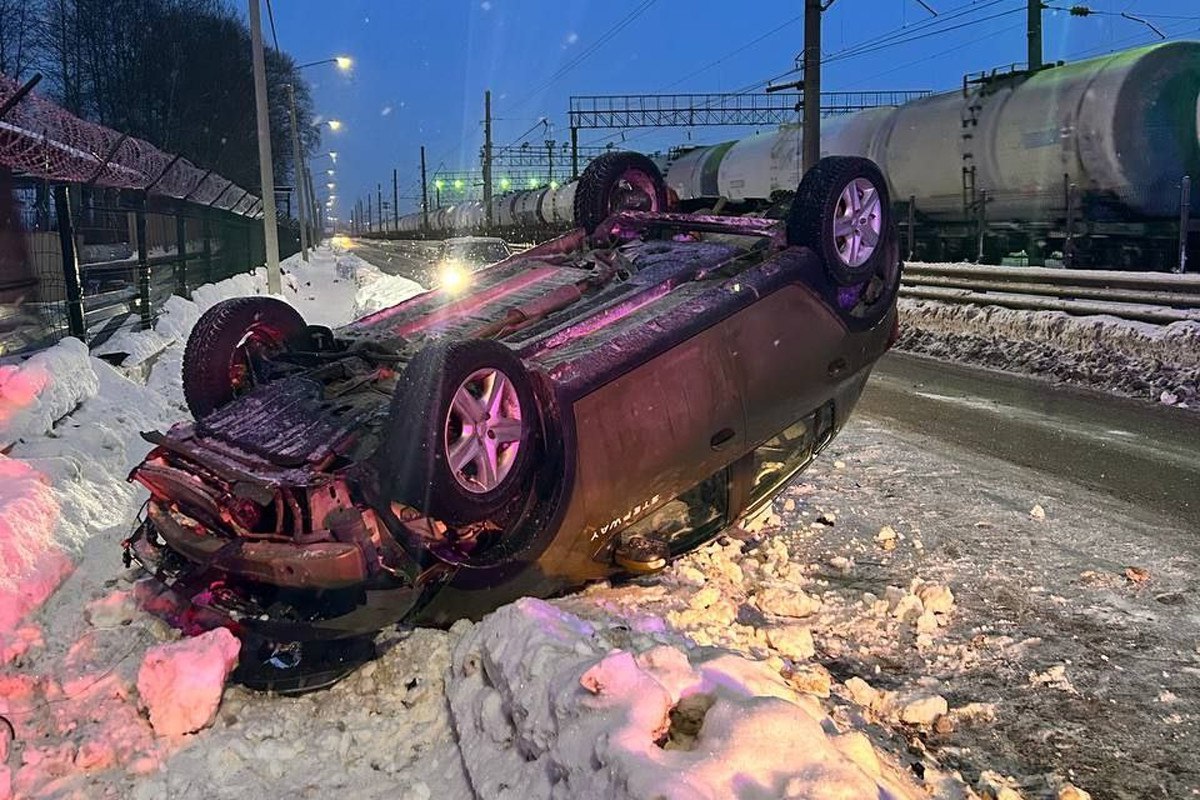 Вверх колесами: в Вологде иномарка с пьяным за рулем опрокинулась на крышу Вверх колесами: в Вологде иномарка с пьяным за рулем опрокинулась на крышу