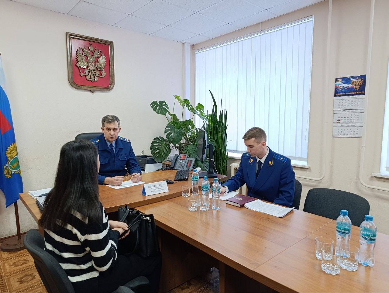 Исполняющий обязанности прокурора Вологодской области – первый заместитель прокурора области Михаил Сидельников представил прокурора Кадуйского района Алексея Жаравина коллективу прокуратуры района Исполняющий обязанности прокурора Вологодской области – первый заместитель прокурора области Михаил Сидельников представил прокурора Кадуйского района Алексея Жаравина коллективу прокуратуры района