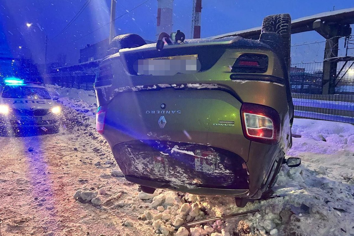 Вверх колесами: в Вологде иномарка с пьяным за рулем опрокинулась на крышу