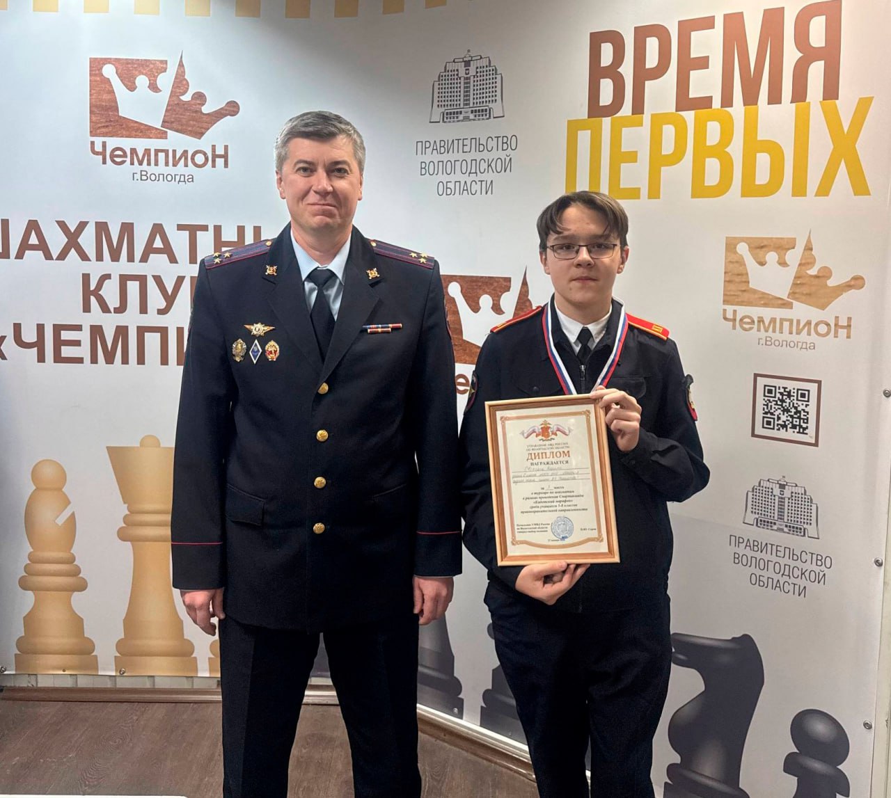 Заместитель начальника регионального УМВД Алексей Оботуров поздравил лучших шахматистов среди кадетов Заместитель начальника регионального УМВД Алексей Оботуров поздравил лучших шахматистов среди кадетов