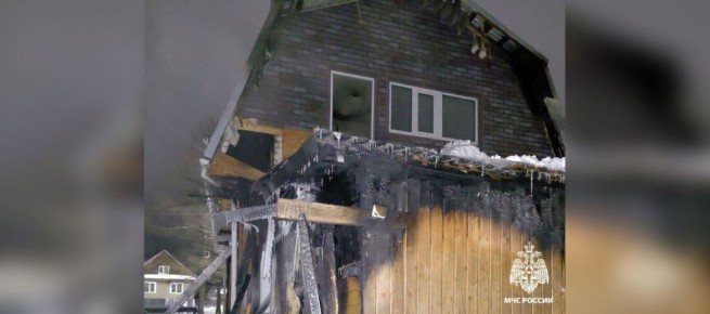 Мать и двое её детей спаслись из загоревшегося дома в Белозерске