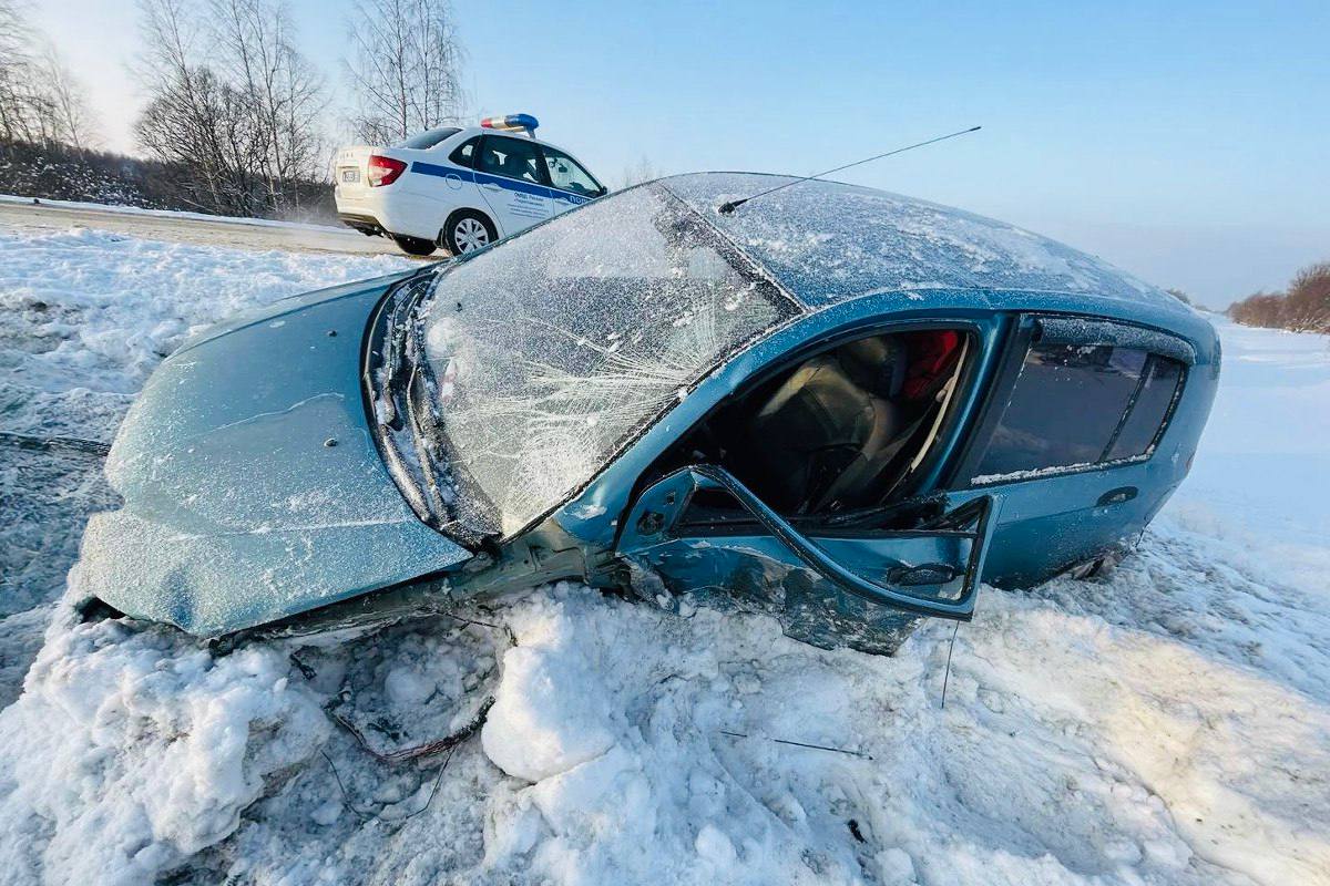 Под Череповцом пострадал водитель слетевшей в кювет иномарки