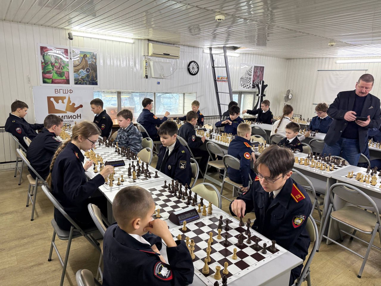 Заместитель начальника регионального УМВД Алексей Оботуров поздравил лучших шахматистов среди кадетов Заместитель начальника регионального УМВД Алексей Оботуров поздравил лучших шахматистов среди кадетов