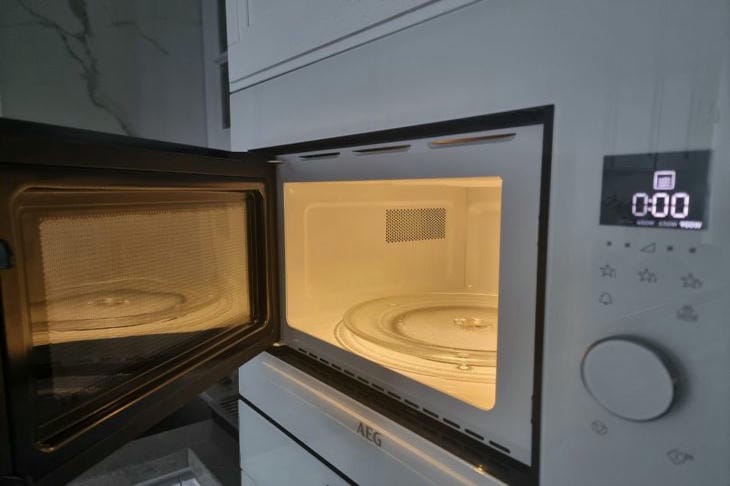 Забудьте про скребки: как размягчить нагар в микроволновке за 5 минут цитрусовым паром