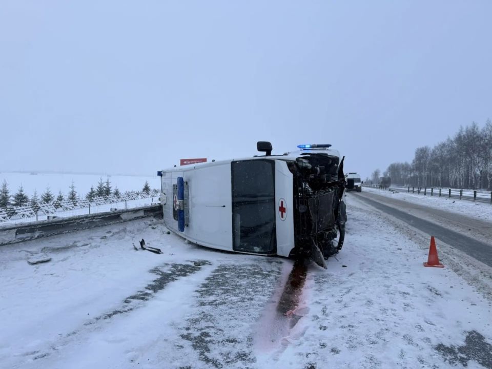 Автомобиль «скорой» опрокинулся на бок на трассе под Вологдой