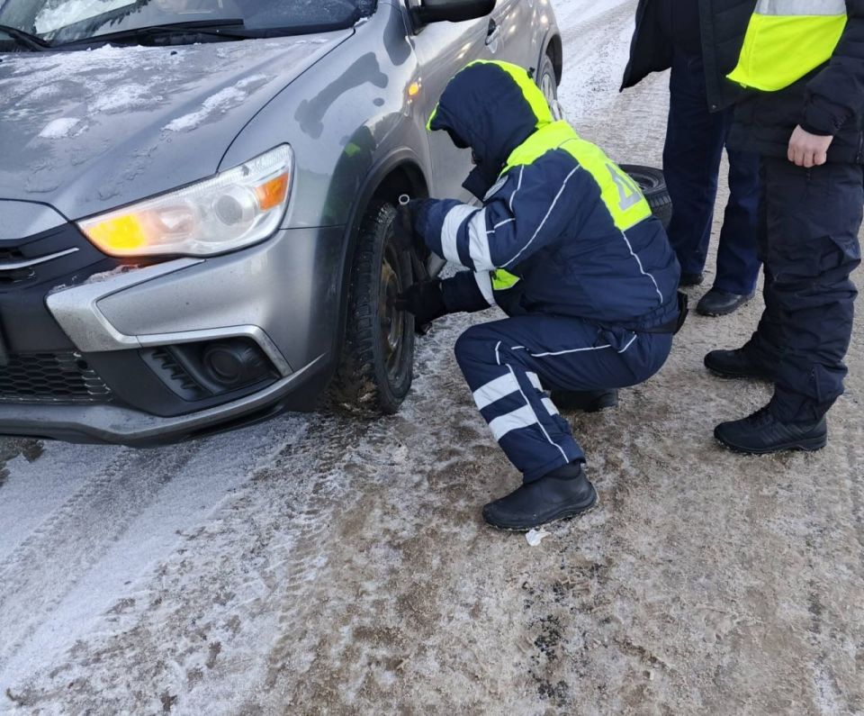 В Чагодощенском округе на трассе Вологда-Тихвин госавтоинспекторы помогли водителю в сложной дорожной ситуации