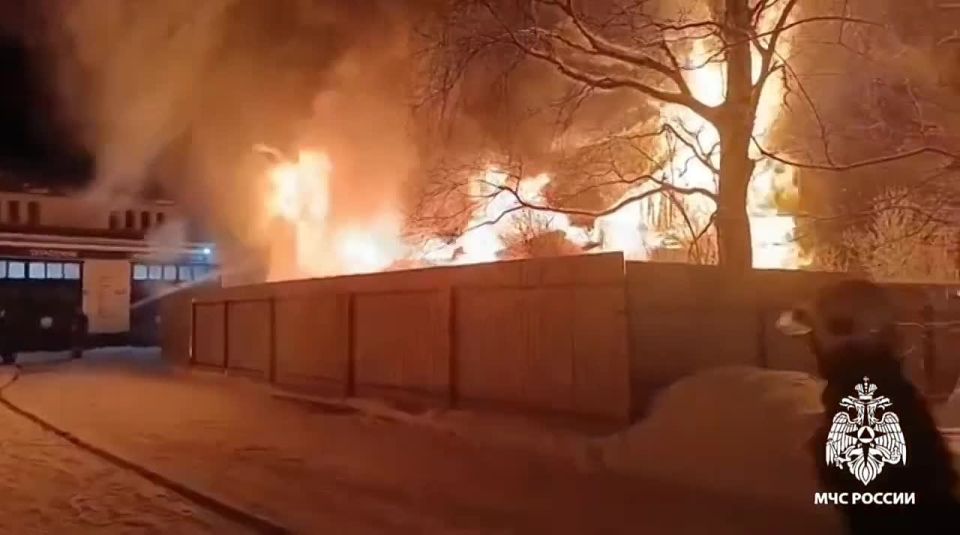 Заброшенный дом сгорел в историческом центре Вологды