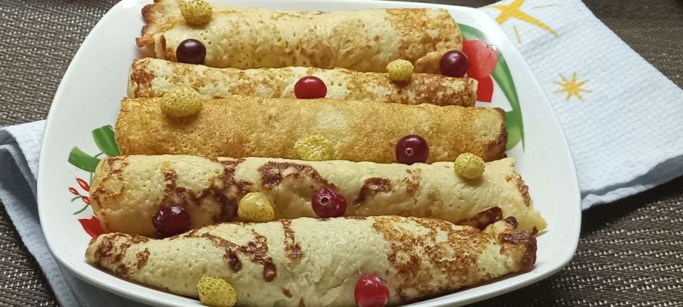 Нежные блинчики с творожной начинкой и земляникой: просто и вкусно