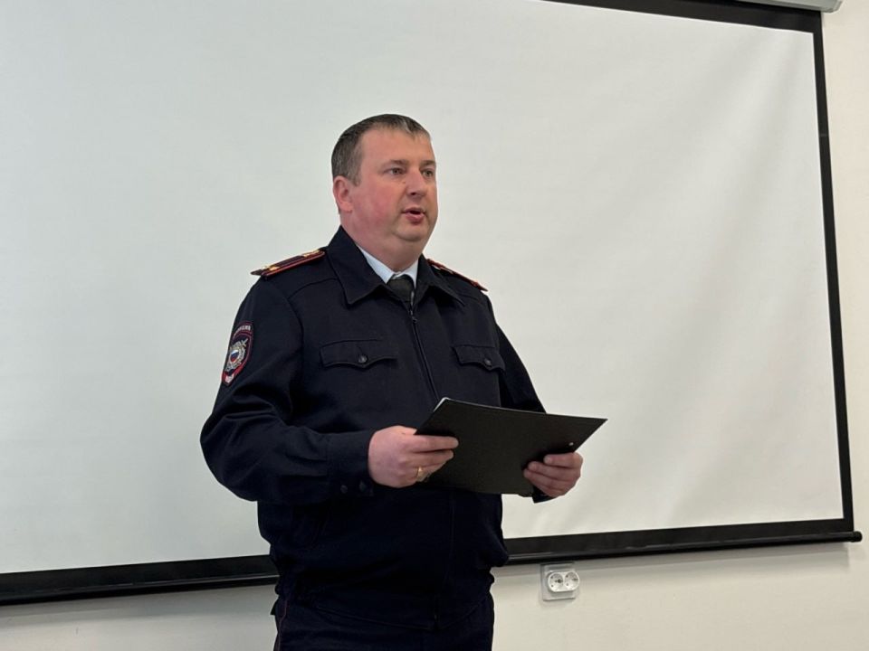 В Соколе сотрудники полиции провели профилактическое мероприятие, направленное на противодействие актуальным видам мошенничества и коррупционным схемам