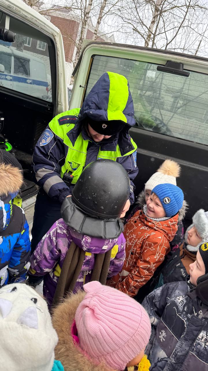 Полицейские МО МВД России «Белозерский» провели экскурсию для воспитанников детского сада Полицейские МО МВД России «Белозерский» провели экскурсию для воспитанников детского сада