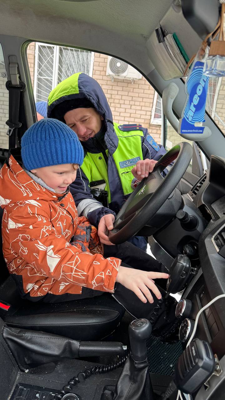 Полицейские МО МВД России «Белозерский» провели экскурсию для воспитанников детского сада