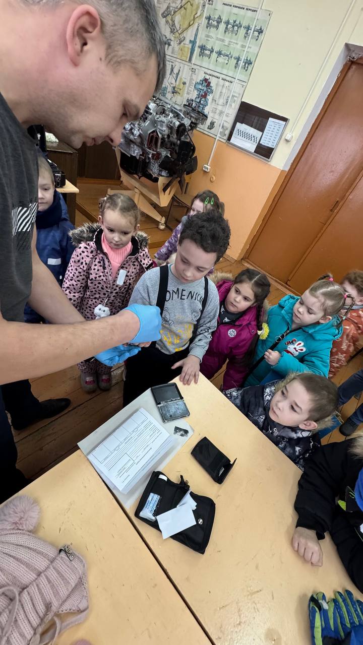 Полицейские МО МВД России «Белозерский» провели экскурсию для воспитанников детского сада Полицейские МО МВД России «Белозерский» провели экскурсию для воспитанников детского сада