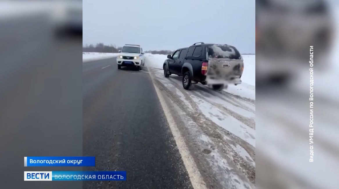 Инспекторы ГАИ вызволили внедорожник и эвакуатор из снежного плена на трассе под Вологдой
