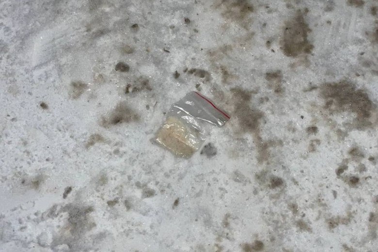 Полицейские задержали в Вологде лежавшего в сугробе мужчину с наркотиками