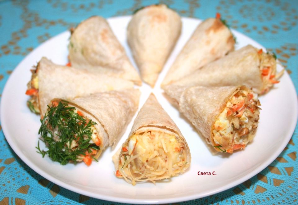 Необычный салат в хрустящих рожках из лаваша: удивите своих гостей!