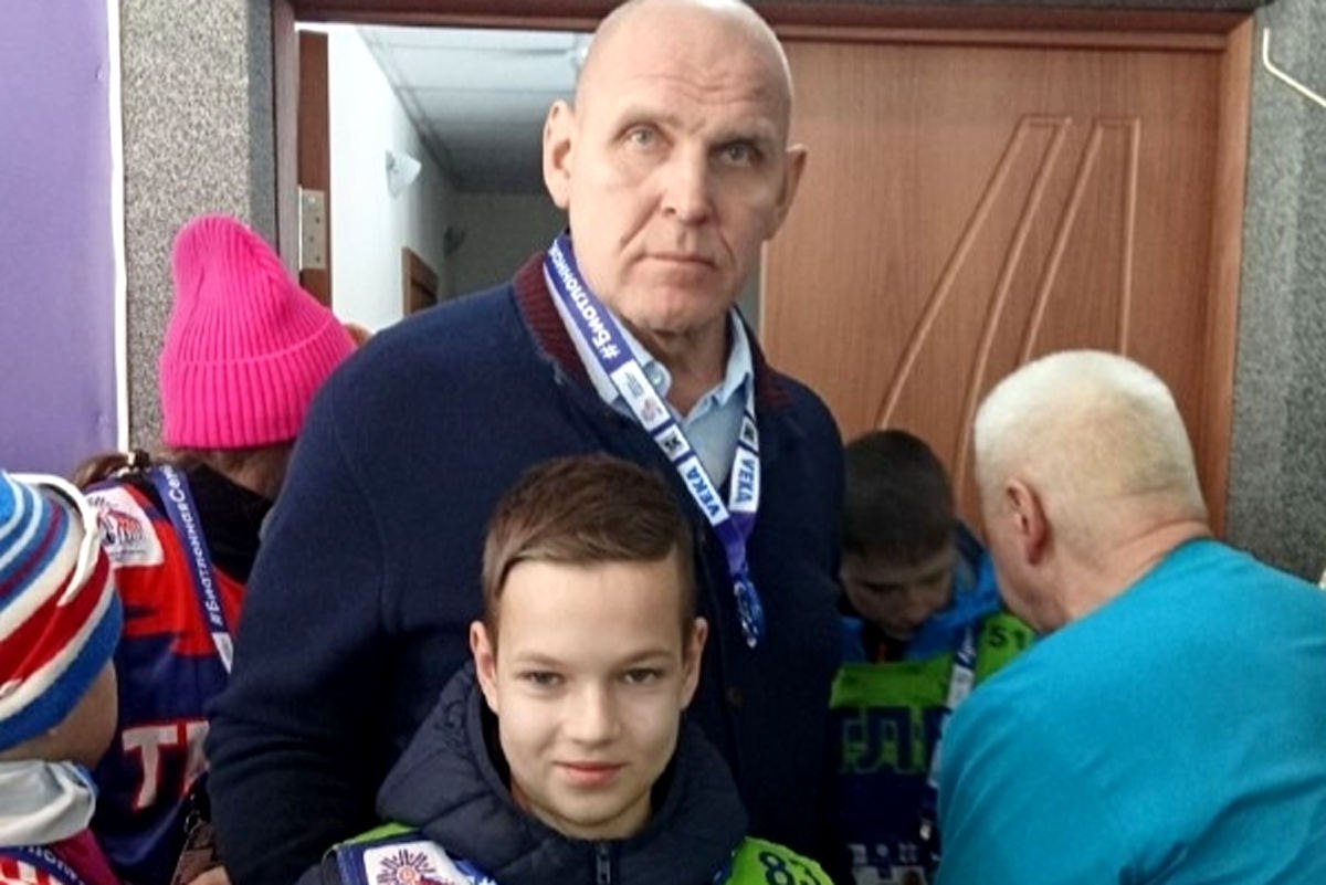 Юный биатлонист из Вологодского округа Даниил Семенов встретился с Александром Карелиным в Новосибирске