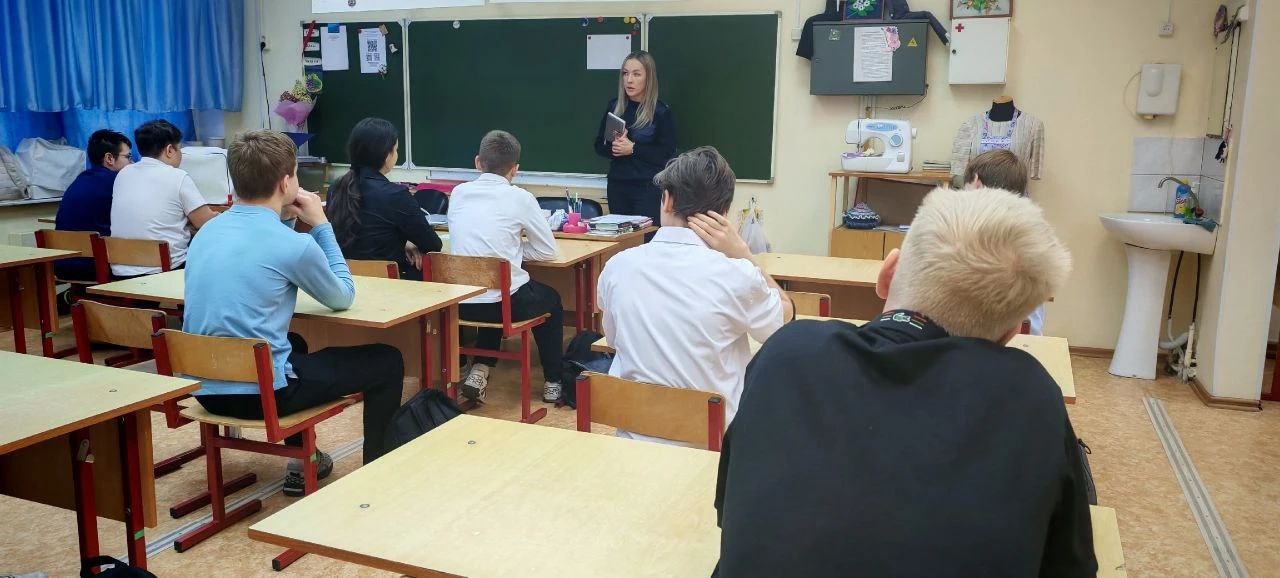 В Великом Устюге полицейские провели профилактическую беседу со школьниками о вреде наркотиков В Великом Устюге полицейские провели профилактическую беседу со школьниками о вреде наркотиков