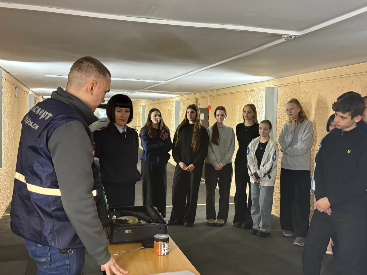 В Вологодской области в рамках акции «Неделя мужества» полицейские Сокола провели экскурсию для школьников В Вологодской области в рамках акции «Неделя мужества» полицейские Сокола провели экскурсию для школьников
