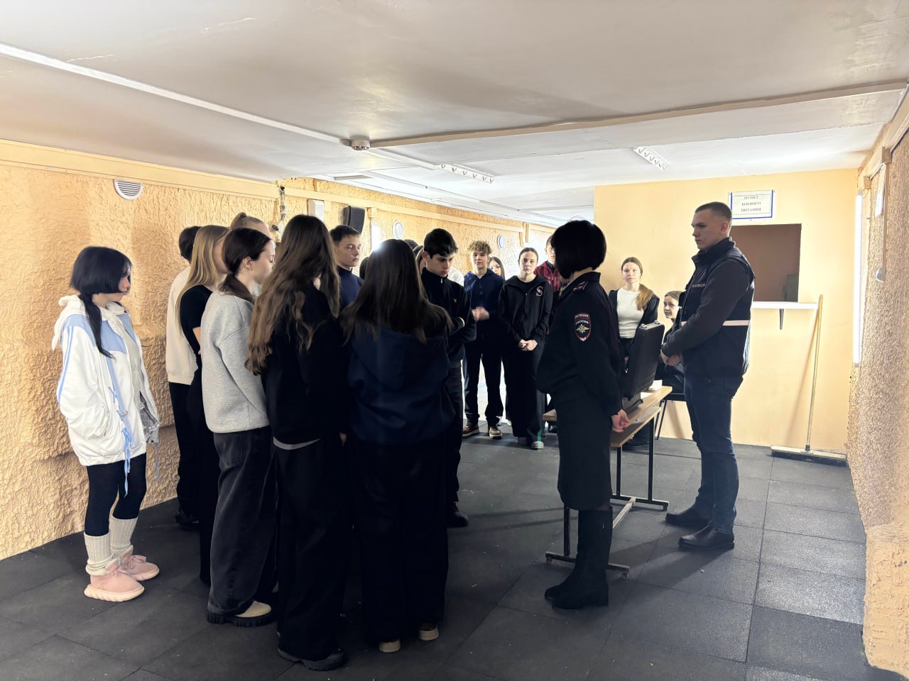 В Вологодской области в рамках акции «Неделя мужества» полицейские Сокола провели экскурсию для школьников В Вологодской области в рамках акции «Неделя мужества» полицейские Сокола провели экскурсию для школьников