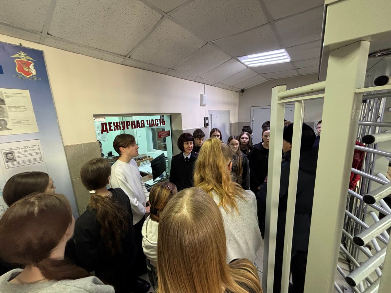 В Вологодской области в рамках акции «Неделя мужества» полицейские Сокола провели экскурсию для школьников В Вологодской области в рамках акции «Неделя мужества» полицейские Сокола провели экскурсию для школьников