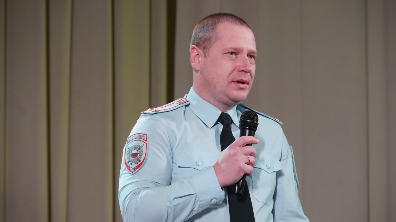 В Вологодском округе полицейские вручили первые паспорта школьникам В Вологодском округе полицейские вручили первые паспорта школьникам