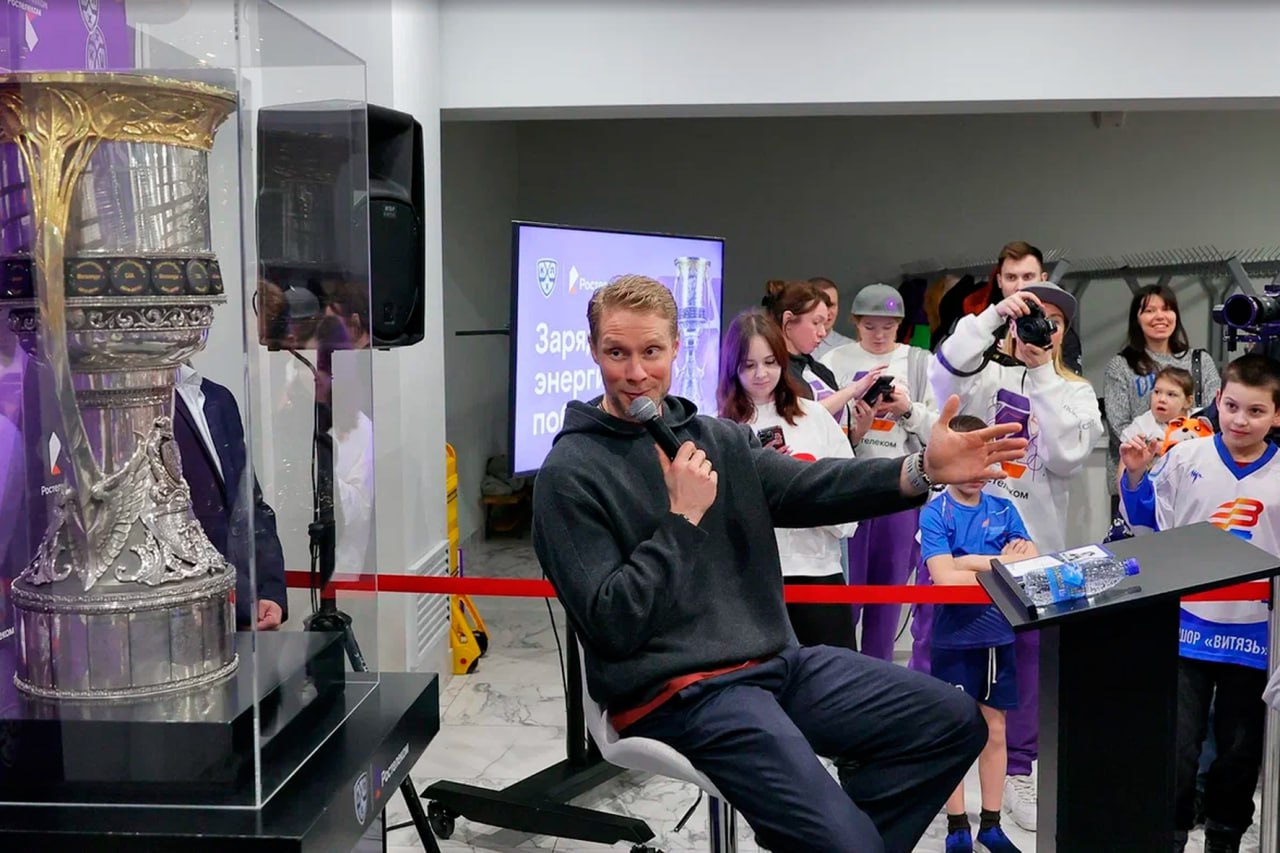 Сергей Андронов и Кубок Гагарина вдохновили юных хоккеистов Вологды и Череповца Сергей Андронов и Кубок Гагарина вдохновили юных хоккеистов Вологды и Череповца