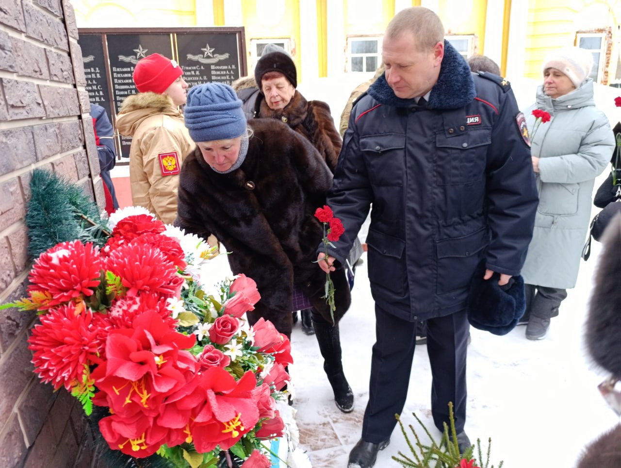 В Вологодском округе полицейские вручили первые паспорта школьникам В Вологодском округе полицейские вручили первые паспорта школьникам