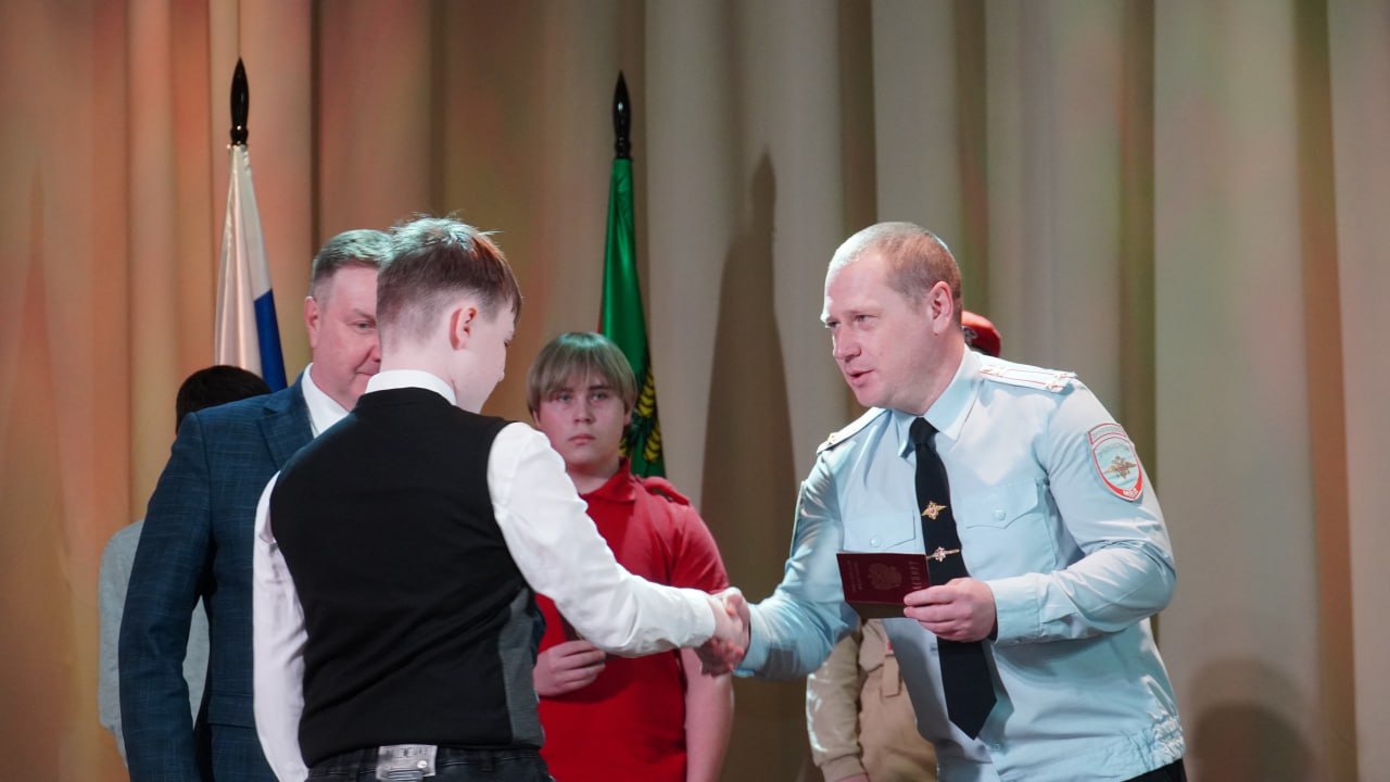 В Вологодском округе полицейские вручили первые паспорта школьникам В Вологодском округе полицейские вручили первые паспорта школьникам