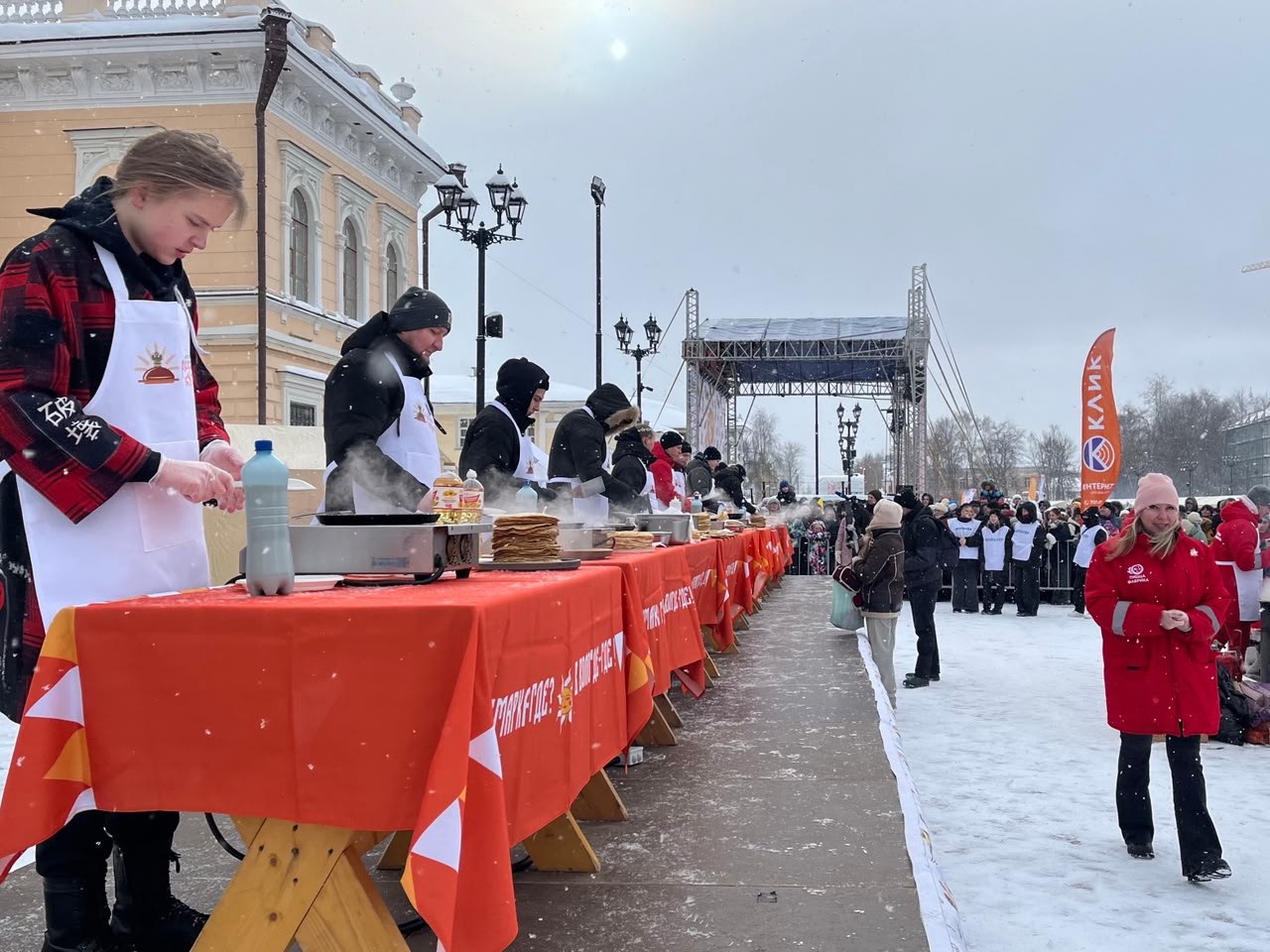 ВЕСТИ35.РФ в центре масленичных гуляний на Кремлёвской площади в Вологде ВЕСТИ35.РФ в центре масленичных гуляний на Кремлёвской площади в Вологде