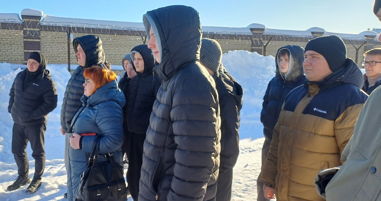 В Тотьме полицейские с представителем общественного совета провели для студентов экскурсию в рамках акции «Неделя мужества»