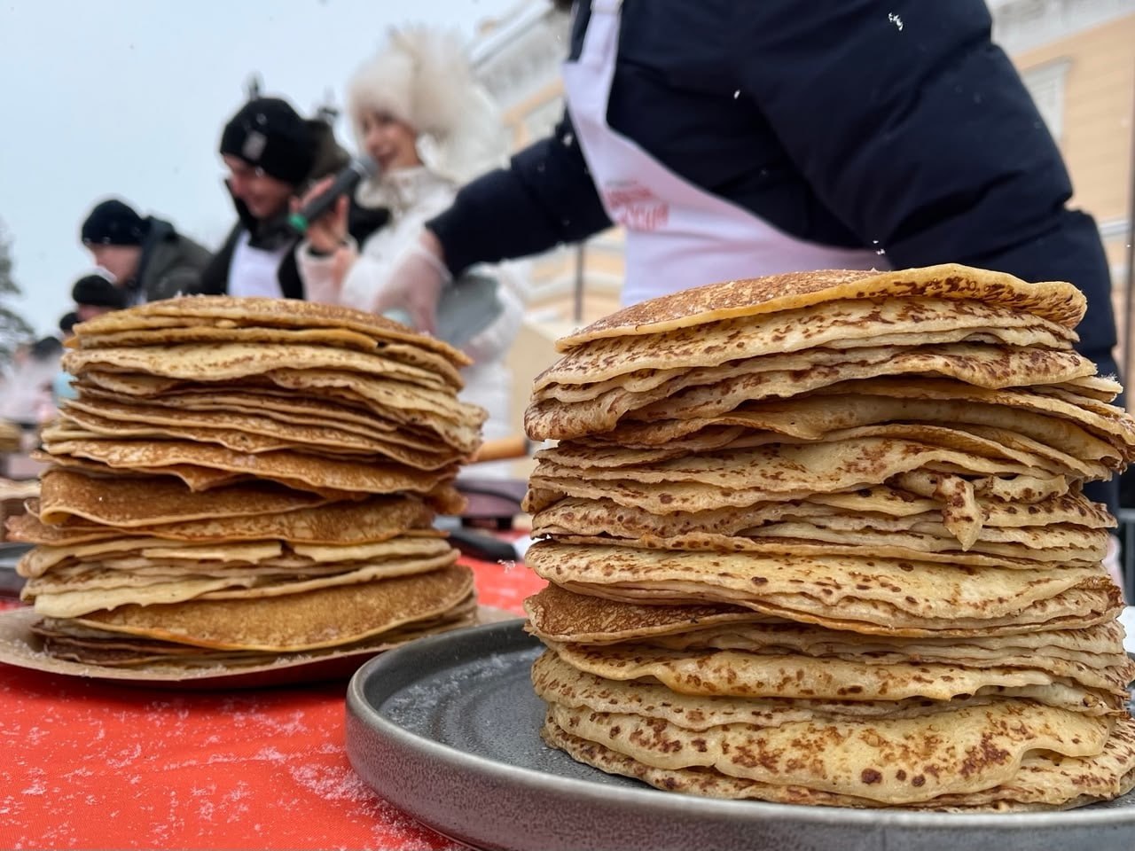ВЕСТИ35.РФ в центре масленичных гуляний на Кремлёвской площади в Вологде ВЕСТИ35.РФ в центре масленичных гуляний на Кремлёвской площади в Вологде