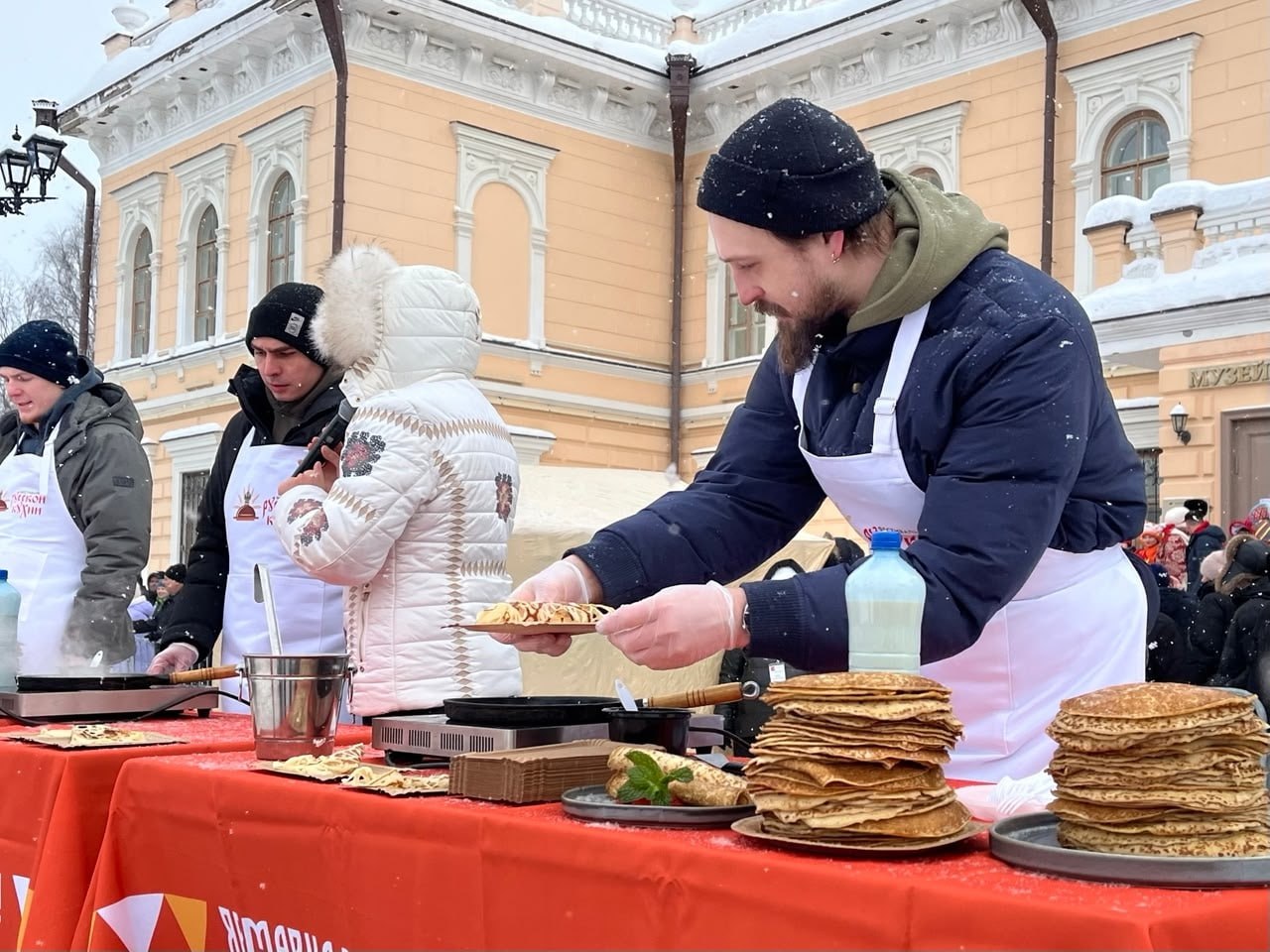 ВЕСТИ35.РФ в центре масленичных гуляний на Кремлёвской площади в Вологде ВЕСТИ35.РФ в центре масленичных гуляний на Кремлёвской площади в Вологде