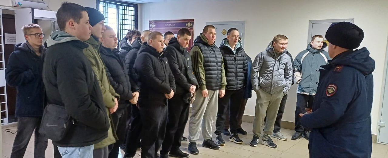 В Тотьме полицейские с представителем общественного совета провели для студентов экскурсию в рамках акции «Неделя мужества» В Тотьме полицейские с представителем общественного совета провели для студентов экскурсию в рамках акции «Неделя мужества»