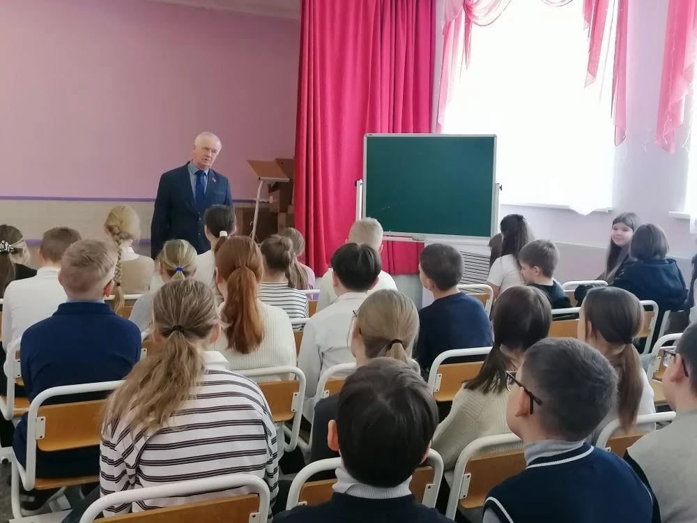 "Урок мужества" для череповецких школьников провел Николай Варнавский "Урок мужества" для череповецких школьников провел Николай Варнавский