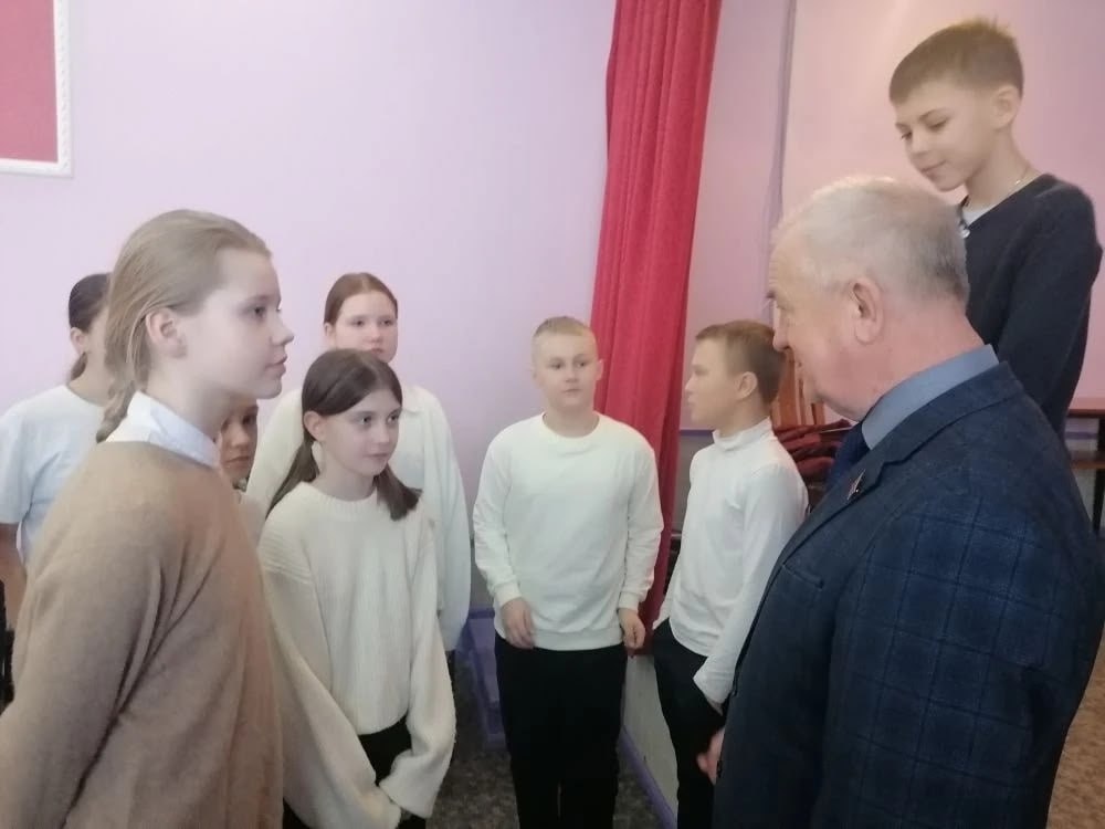 "Урок мужества" для череповецких школьников провел Николай Варнавский "Урок мужества" для череповецких школьников провел Николай Варнавский