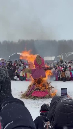 В Семёнково сожгли чучело Масленицы