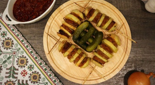 Как приготовить вкусный картофель с мясом на шпажках
