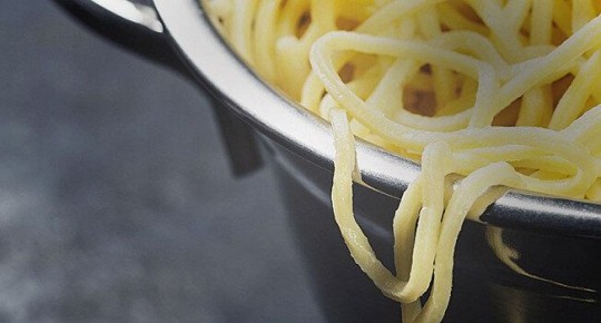 Есть ли смысл добавлять масло в воду при варке макарон?