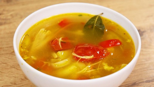 Наслаждайтесь домашним куриным супом с лапшой: аромат и уют в каждом ложке