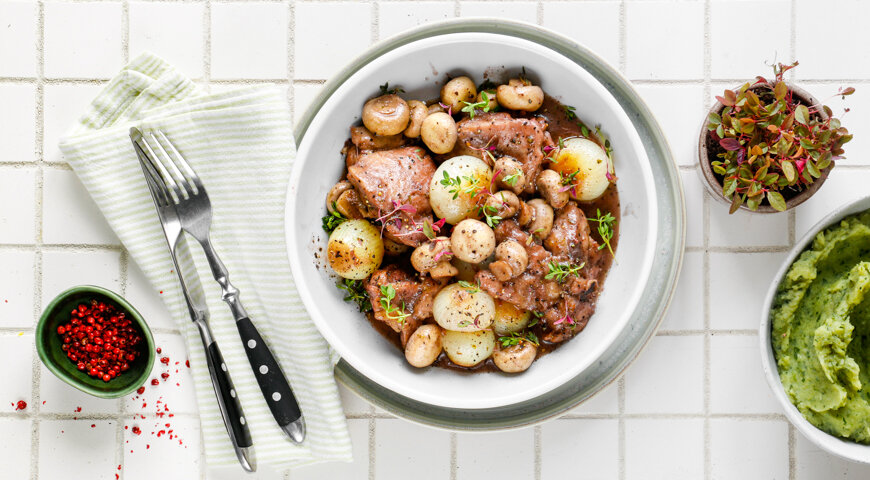 Приготовьте петуха в вине всего за 45 минут: простой рецепт для гурманов