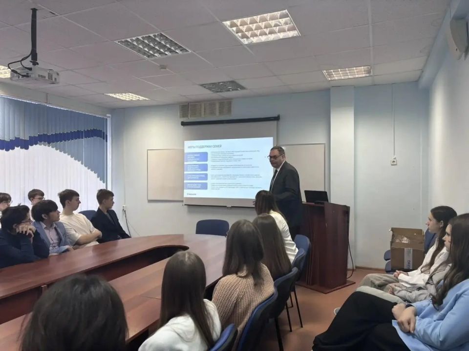 Дмитрий Даниличев провел урок для десятиклассников 31-школы в Череповце