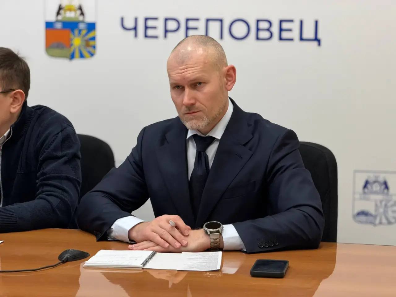 Андрей Накрошаев: Утро начинаем с традиционного оперативного совещания с подведомственными организациями.На контроле — важнейшие вопросы зимнего содержания нашего города