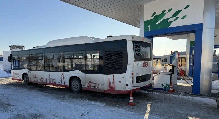 Автобус придавил мужчину к заправочной колонке в Череповце