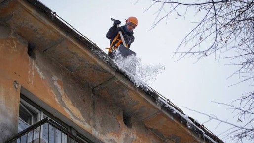В Вологде коммунальщики в усиленном режиме очищают крыши от снега и наледи