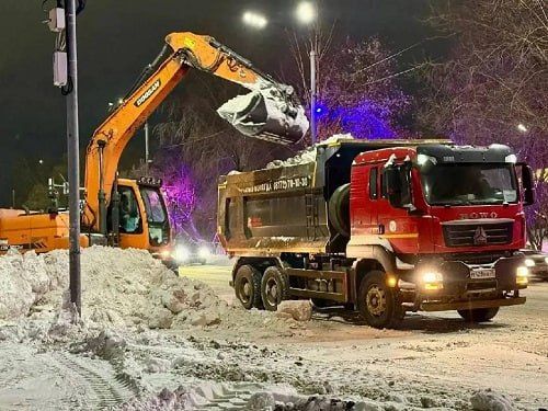 В минувшую ночь на уборку Череповца от снега выведена 81 единица техники