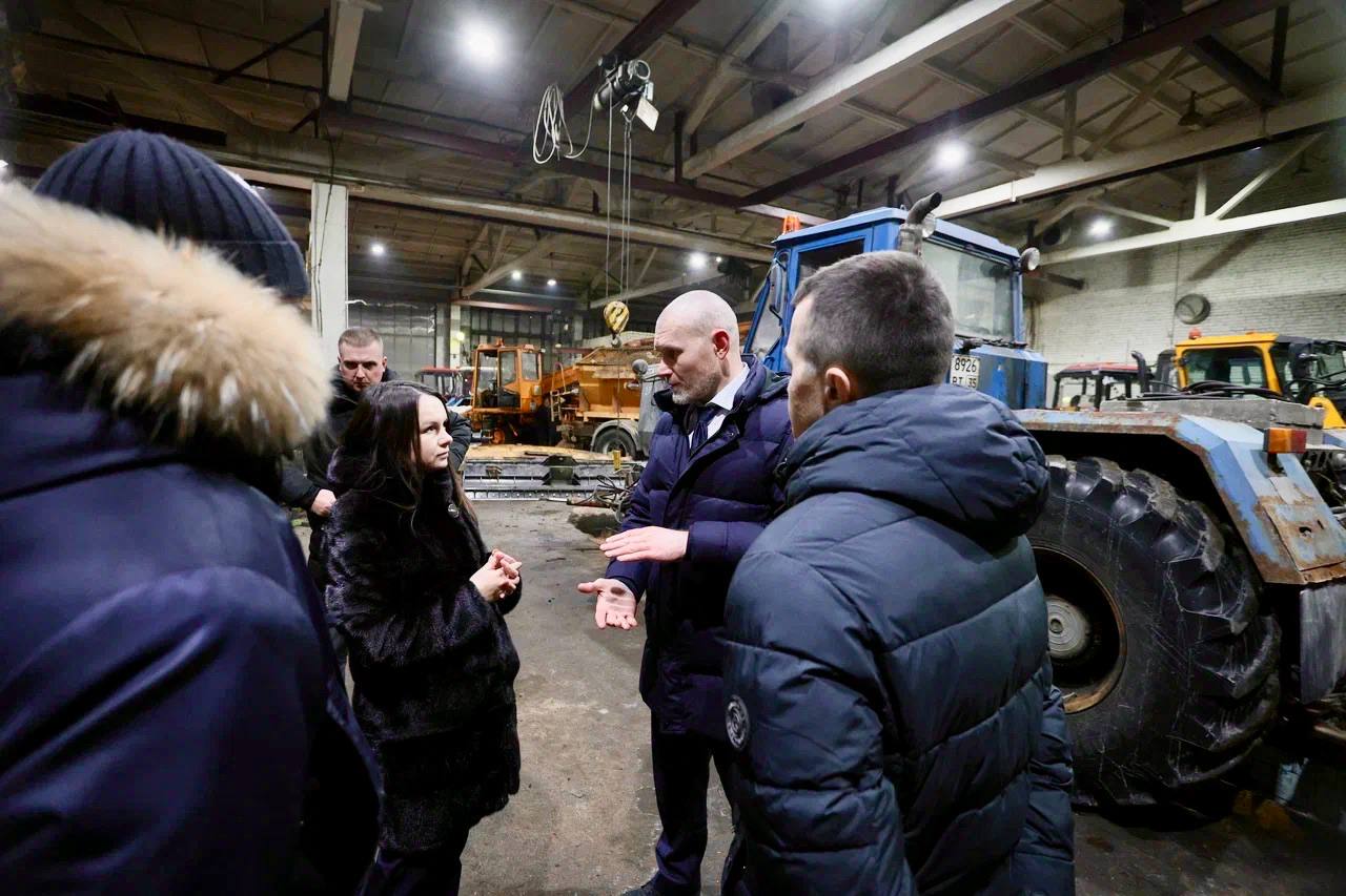 Андрей Накрошаев: Поручил оперативно убрать снежные валы с улиц Череповца - накануне посетил МКУ «Спецавтотранс»: осмотрел технику, ознакомился с текущим состоянием дел и пообщался с коллективом