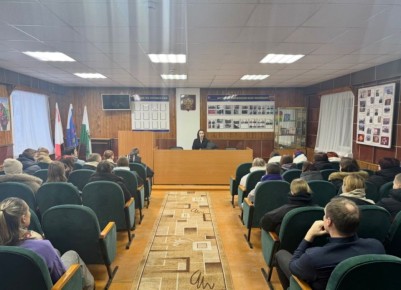 В Кириллове полицейские провели беседу со студентами о правилах дорожного движения, подчеркнув важность их соблюдения для обеспечения безопасности