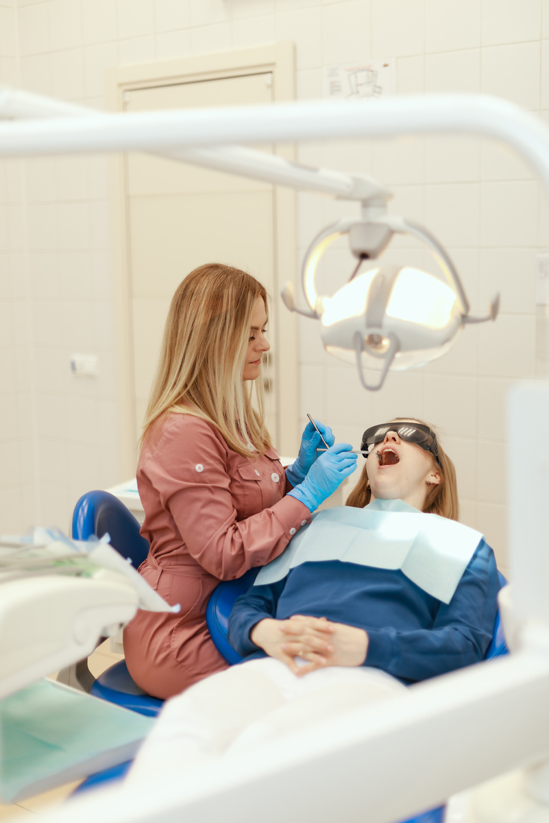 Как часто стоит проводить профессиональную чистку зубных имплантов?